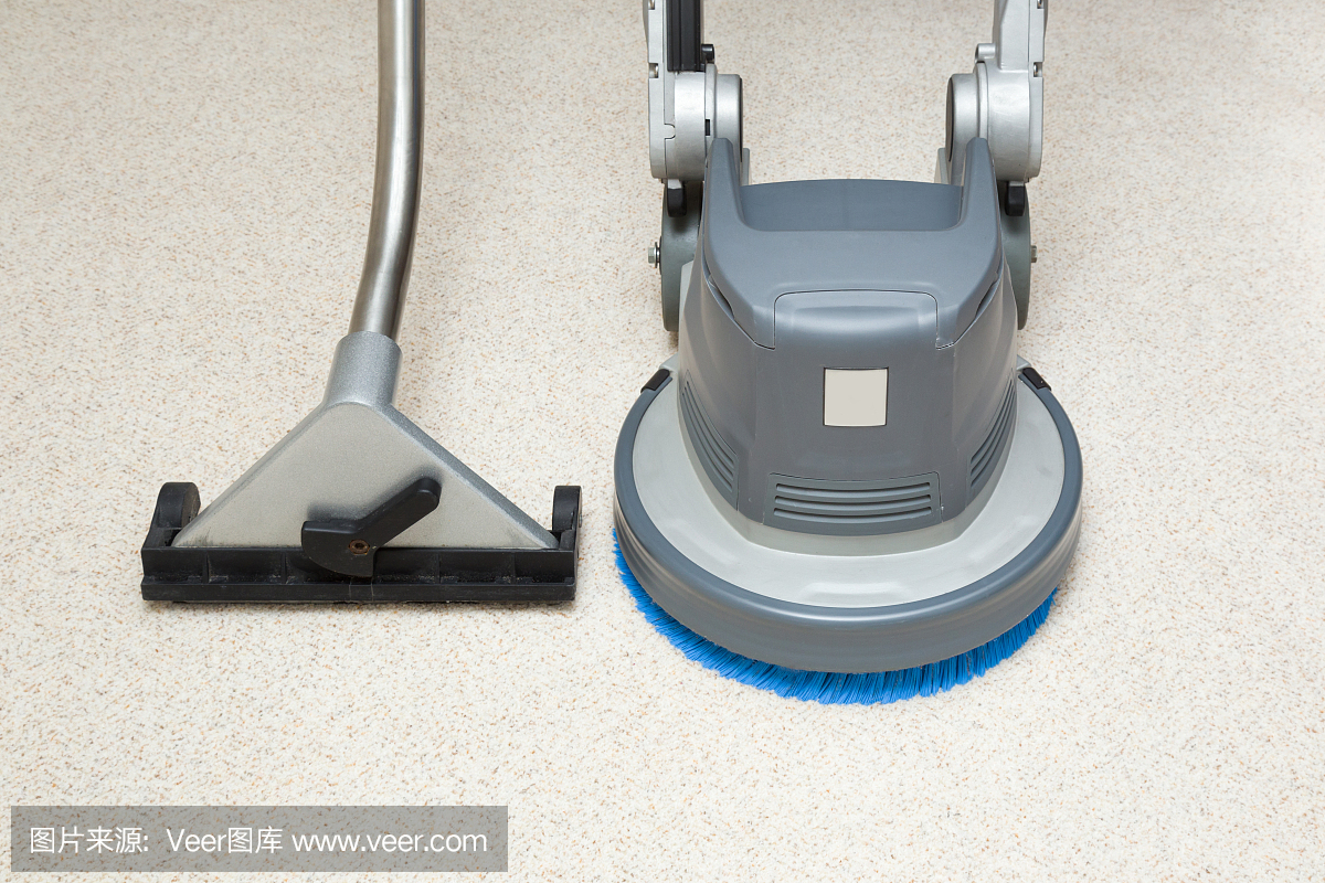 地毯化学清洗采用专业的圆盘机和提取方法。早春大扫除或定期大扫除。